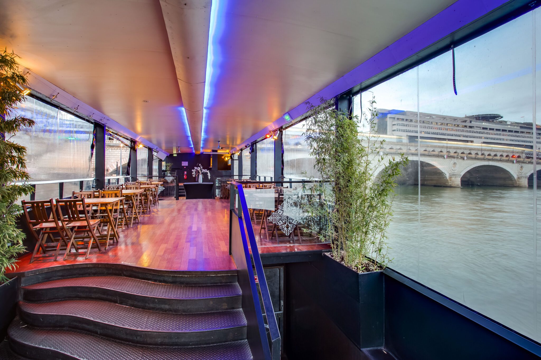 Privatisez une péniche pour votre moment inoubliable à Paris